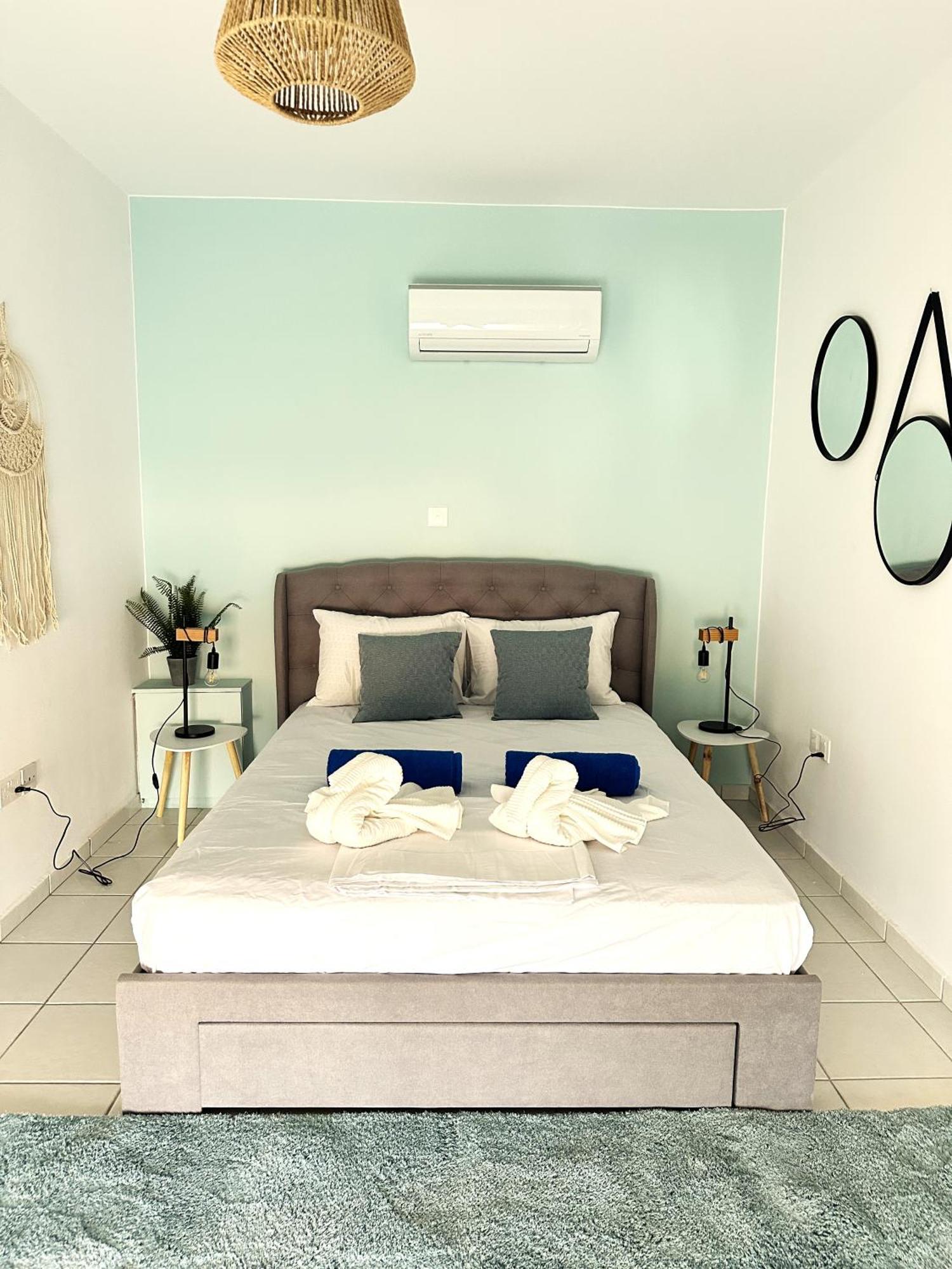 H&O Golden Sun Suite Paphos Esterno foto